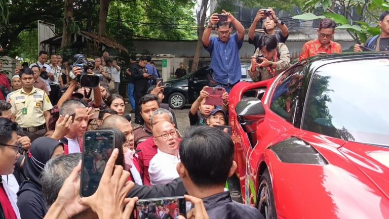 Sidang TPPU Ariyanto-Marcella, Ferrari dan Harley ‘Mejeng’ di Pengadilan Tipikor : Okezone News