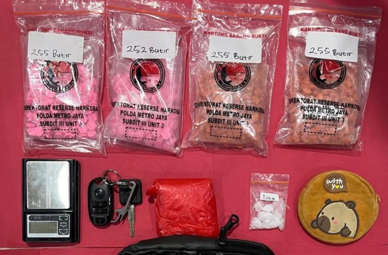 Polda Metro Bongkar Peredaran Sabu dan Ribuan Ekstasi, Pasutri Muda Ditangkap! : Okezone News