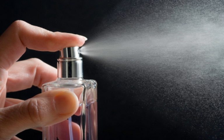 Cek Fakta, Semprot Parfum ke Leher Sebabkan Tiroid? : Okezone Women