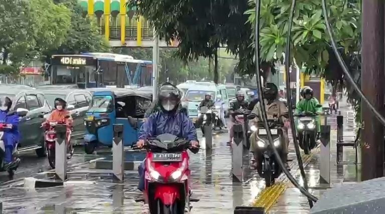 Pemotor Lewat Trotoar Terobos Macet di Matraman saat Hujan Deras : Okezone News