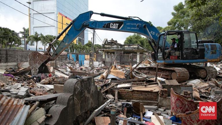 Pemkot Jaktim Bongkar Rumah-rumah Warga di TPU Kebon Nanas