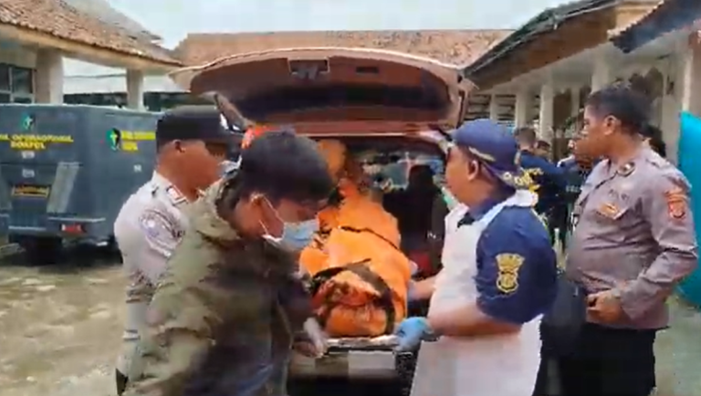 Tragis, Nenek dan Cucu Tewas Berpelukan dalam Longsor Bandung Barat : Okezone News