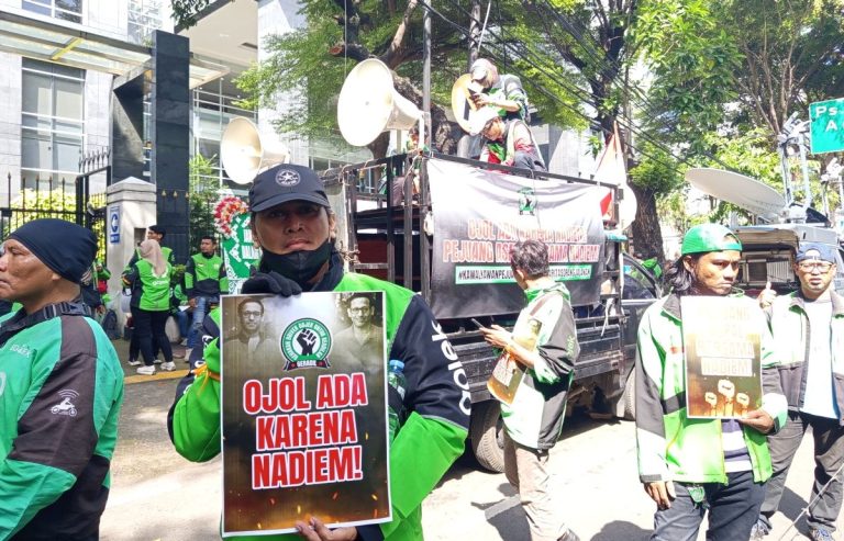Ojol Turun ke PN Jakpus, Beri Dukungan ke Nadiem Jelang Sidang Perdana : Okezone News