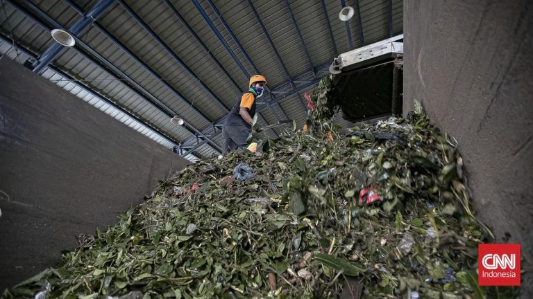 Pengolahan Sampah Banjir di Saringan Sampah TB Simatupang Jaksel