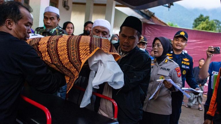 Proses Evakuasi hingga Identifikasi Korban Longsor Cisarua