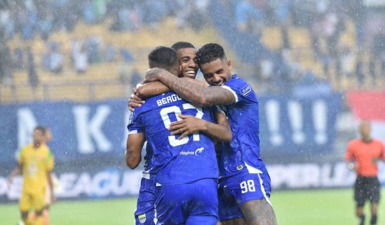 Posisi Bak Bumi dan Langit, Persib Bandung Pantang Remehkan Persis Solo : Okezone Bola
