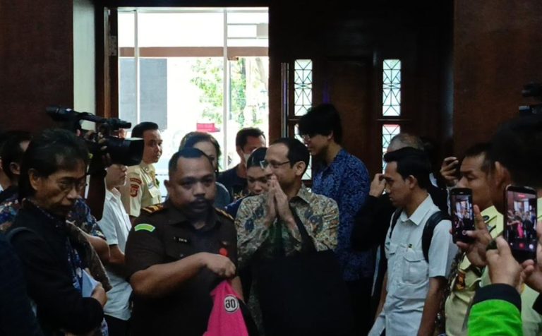Nadiem Tiba di Ruang Sidang: Makin Cepat Kebenaran Terbuka, Semakin Baik : Okezone News