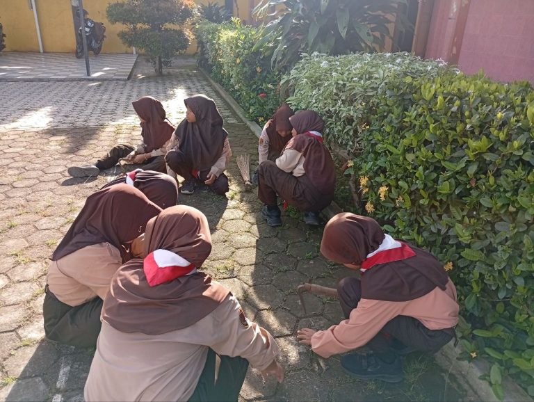 Pramuka SD Negeri 2 Karangmangu Kwarran Purwojati Awali Jumat Pagi dengan Sholat Dhuha, Senam Bersama, dan Aksi Bersih Lingkungan