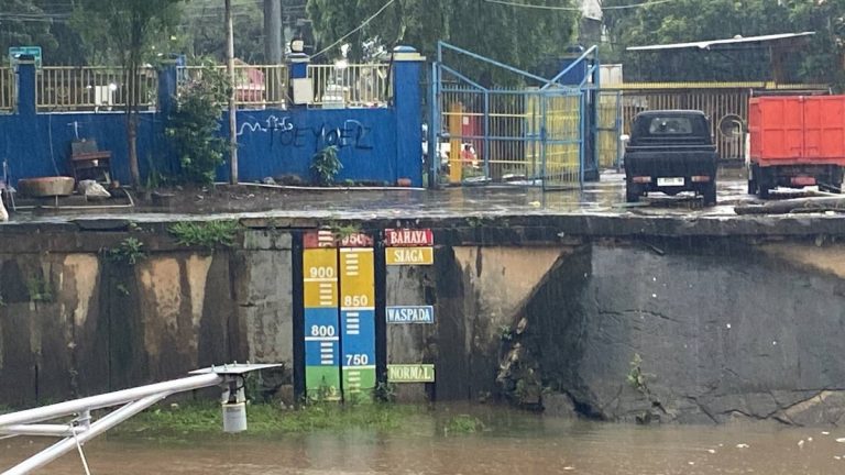 Hujan Guyur Jakarta, Pintu Air Manggarai Siaga 4 : Okezone News