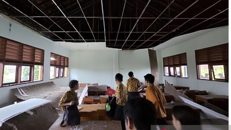 Plafon Gedung SMA 5 Tangerang Ambruk Saat Hujan Deras, 12 Siswa Luka