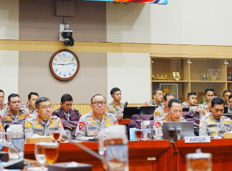 Fraksi Golkar, PKS dan PKB Tegaskan Dukung Polri Tetap di bawah Presiden : Okezone News