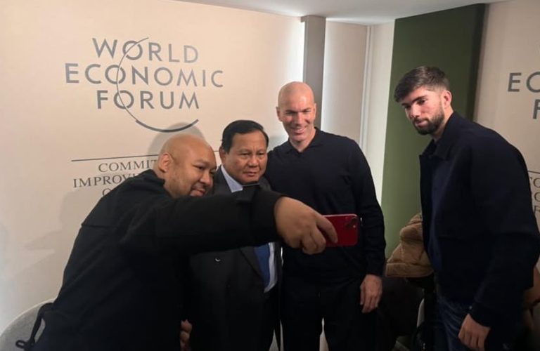 Momen Prabowo dan Didit Foto Bareng Zinedine Zidane di Davos Swiss : Okezone News