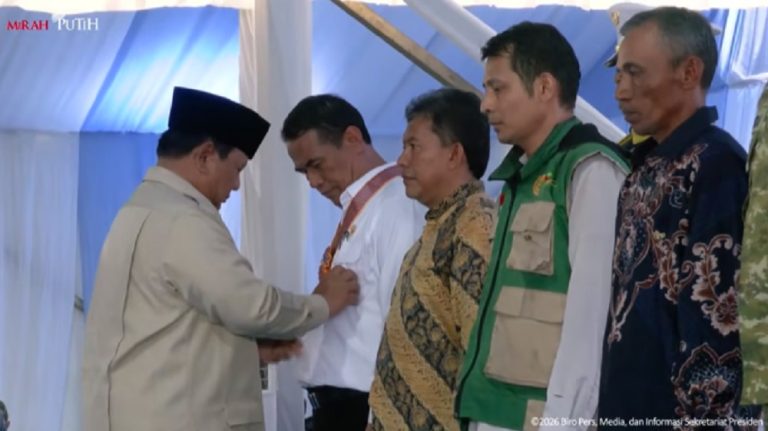Presiden Prabowo Anugerahkan Bintang Jasa dan Satyalancana pada Mentan Amran hingga Tokoh Tani : Okezone News