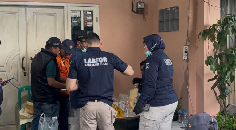Puslabfor Ambil Sampel Cairan di Rumah Sekeluarga Tewas di Tanjung Priok : Okezone News