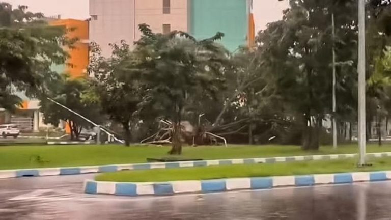 Puting Beliung Terjang Bandara Juanda, Penerbangan Dialihkan