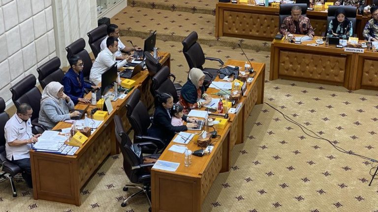 Batal Mundur, Sara Ponakan Prabowo Kembali Pimpin Rapat DPR