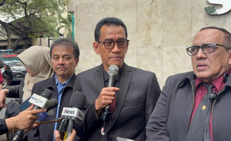 Kasus Ijazah Jokowi Dilimpahkan ke Kejaksaan, Kubu Roy Suryo Cs: Prematur! : Okezone News