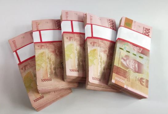 Rupiah Ditutup Melemah ke Rp16.755 per Dolar AS : Okezone Economy