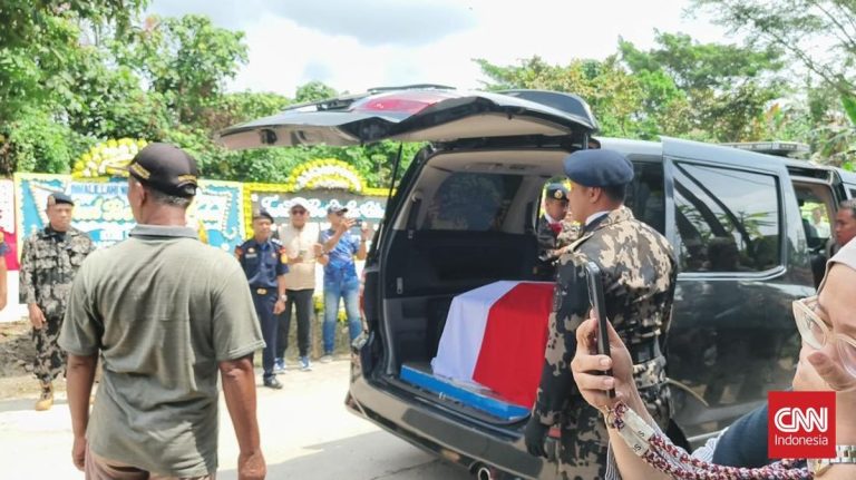 Suasana Haru Sambut Kedatangan Jenazah Pilot ATR 42-500 di Rumah Duka