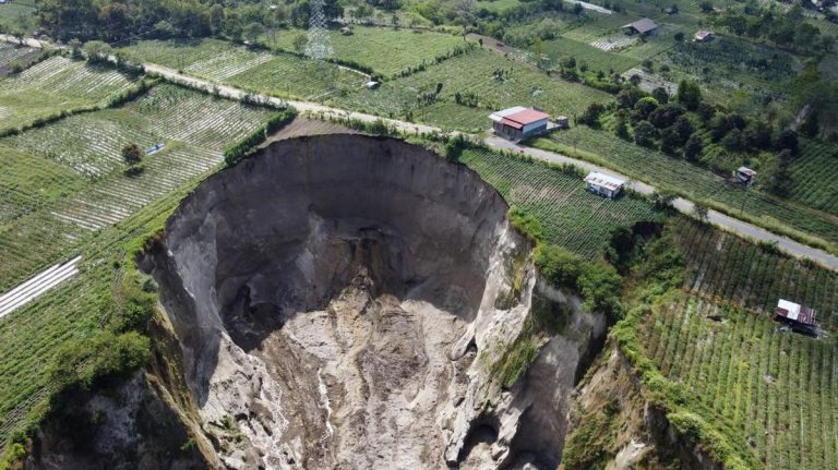Tanah Amblas Mirip Sinkhole di Aceh Tengah