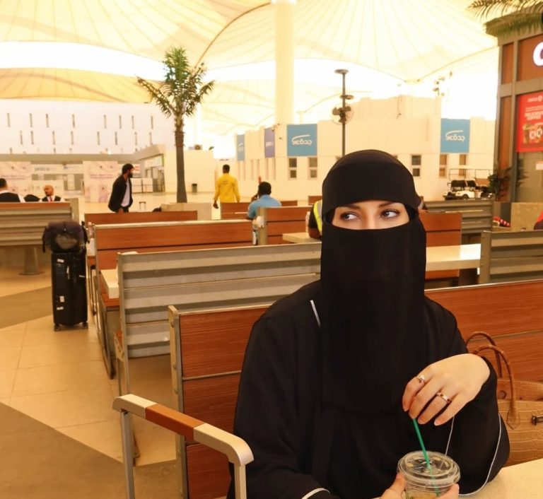 Potret Tasya Farasya Umroh Pakai Cadar Hitam, Netizen: Cakep Banget! : Okezone Women