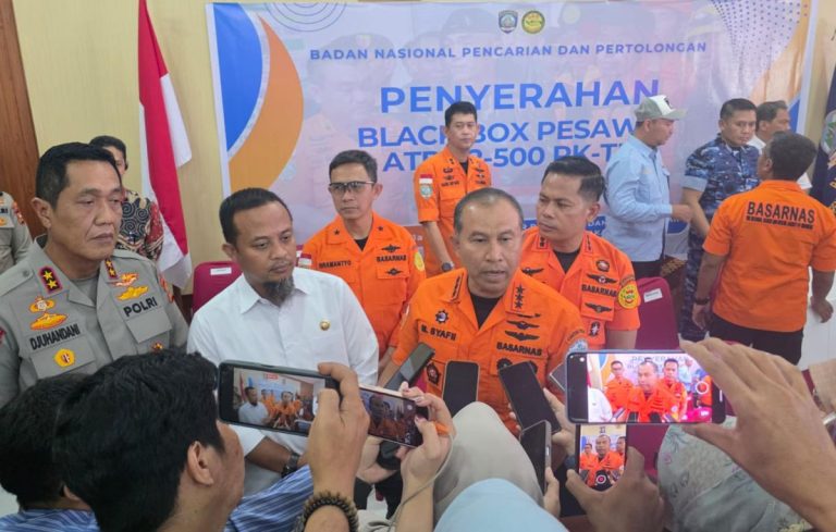 Tim SAR Berjibaku Evakuasi 6 Korban Kecelakaan Pesawat ATR 42-500 : Okezone News