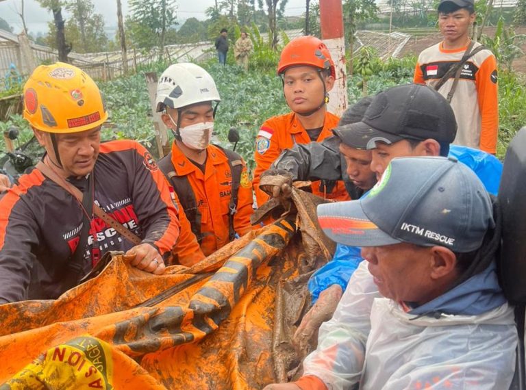 Medan Sulit Longsor Cisarua, Polri Turunkan Enam Anjing Pelacak K9 : Okezone News