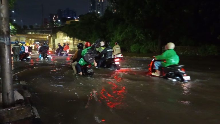 Tolong! Belasan RT di Jakarta Terendam Banjir Imbas Luapan Kali Ciliwung Malam Ini : Okezone News