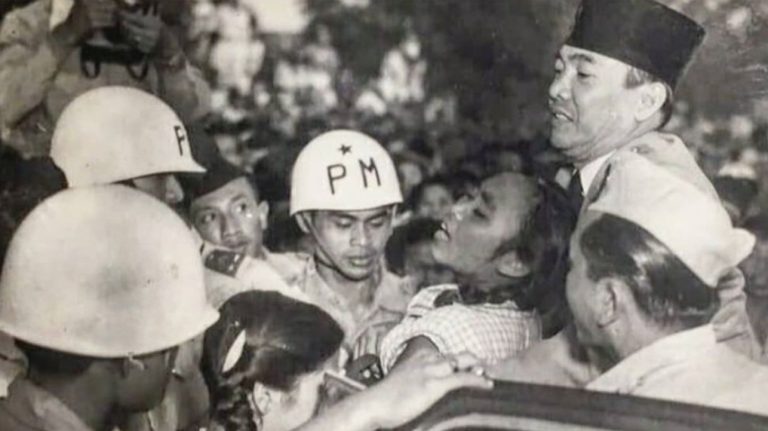 Tragedi Berdarah 7 Januari: Konvoi Bung Karno Dilempar Granat : Okezone News