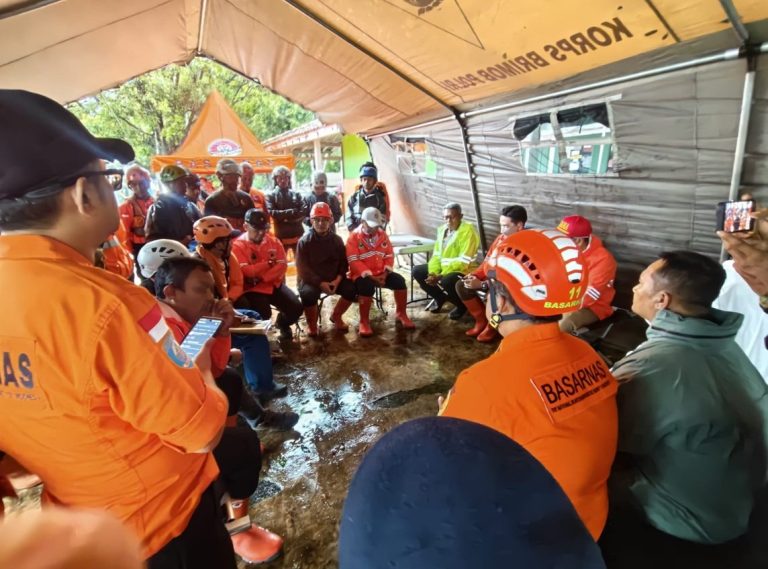 Update Longsor di Cisarua: 8 Orang Tewas, dan 82 Warga Hilang : Okezone News