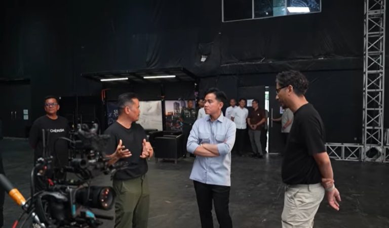 Postingan Gibran di IG Bikin Netizen Cari-Cari Pandji Pragiwaksono, Kenapa? : Okezone News