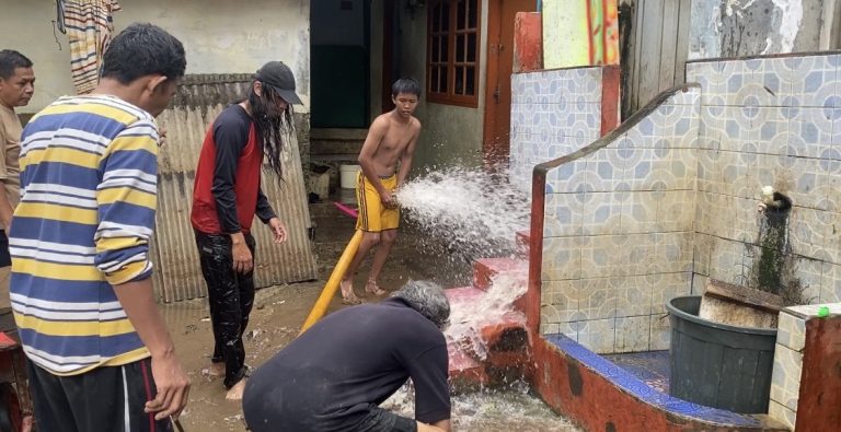 Banjir di Kebon Pala Surut, Warga Bergotong Royong Bersihkan Rumah : Okezone News