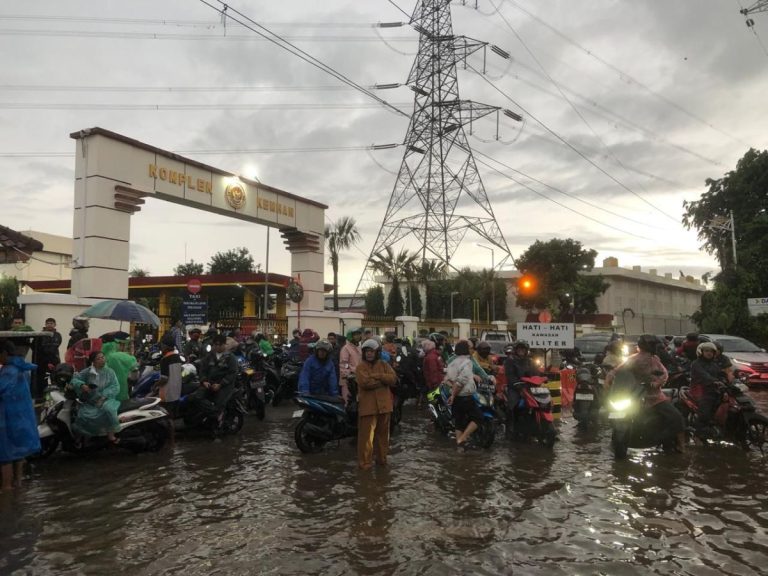 Jalur Menuju Stasiun Whoosh Banjir, Penumpang Diimbau Akses Tol atau LRT : Okezone News