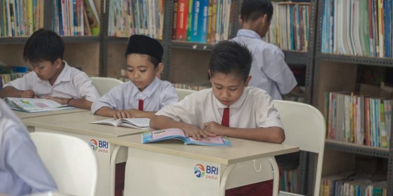 Eufemisme Politik Hak Dasar Pendidikan