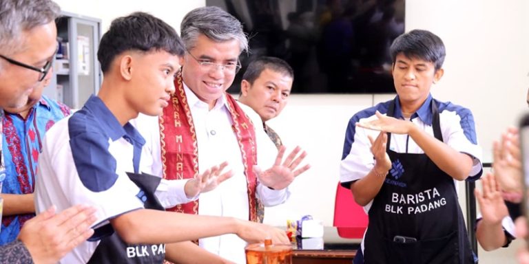 Disabilitas dan Lansia di Padang Peroleh Pelatihan Vokasi Kelola Kafe