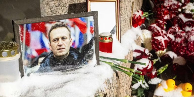 Rusia Diduga Racuni Alexei Navalny Pakai Katak Panah Beracun