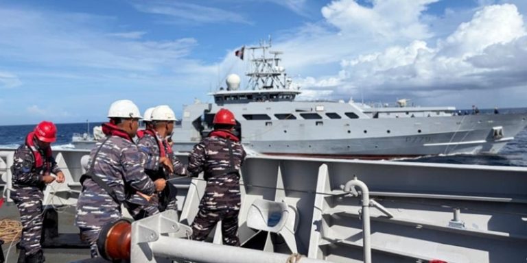 KRI Diponegoro-365 Latihan Bareng Kapal Perang Prancis di Laut Sawu