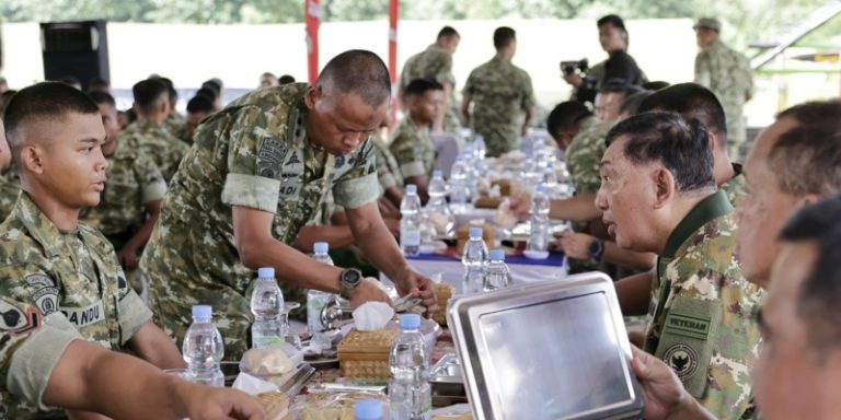 Bakar Semangat Yonif TP 888, Menhan Makan Semeja dengan Prajurit di Rembang
