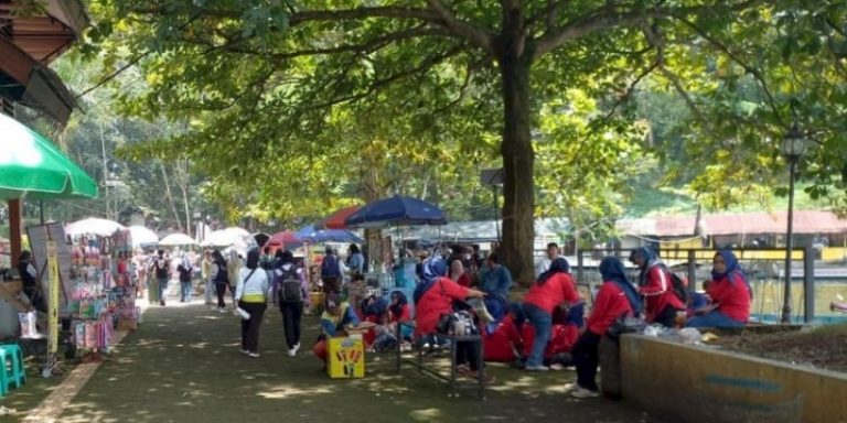 Warga Padati Situ Gede Tasikmalaya Jelang Ramadan