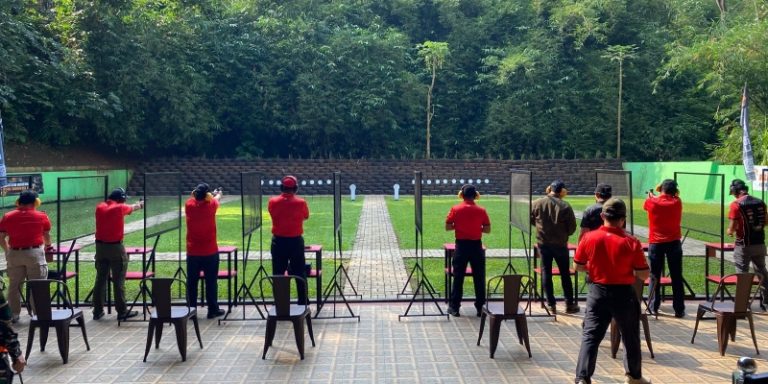 Unjuk Ketangkasan Menembak