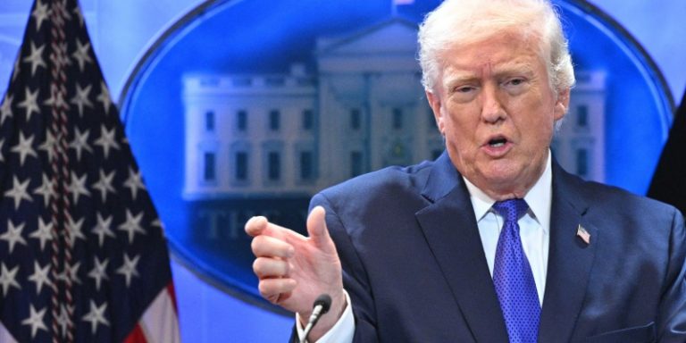 Ditegur MA, Trump Balas Naikkan Tarif Impor Jadi 15 Persen