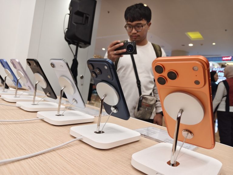 Memeriksa garansi iPhone penting sebelum klaim servis atau beli bekas, terutama dengan model terbaru seperti seri iPhone 17. Apple menyediakan cara resmi via situs dan pengaturan perangkat, : Okezone Ototekno