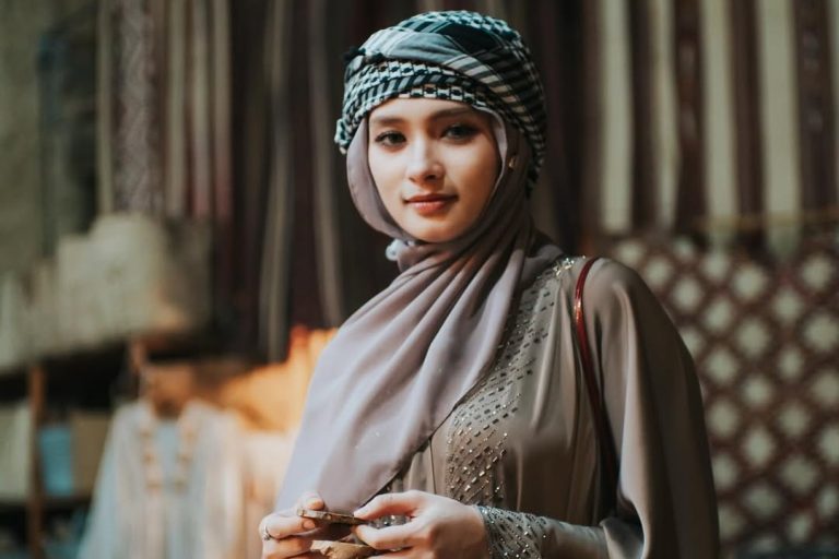 Karyawan Bikin Grup Chat Khusus untuk Gibahin Kelakuan Inara Rusli dan Insanul Fahmi : Okezone Celebrity