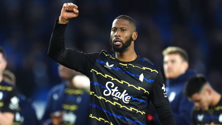 James Tarkowski Puji Etos Kerja Beto Usai Jadi Penyelamat Everton