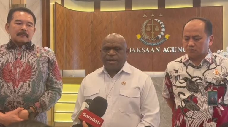 Jaksa Agung Bertemu Natalius Pigai Bahas Revisi UU HAM : Okezone News