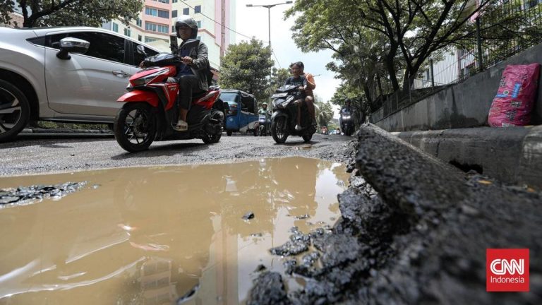 Jalan Rusak di Sejumlah Titik Jakarta Utara Ganggu Lalu Lintas