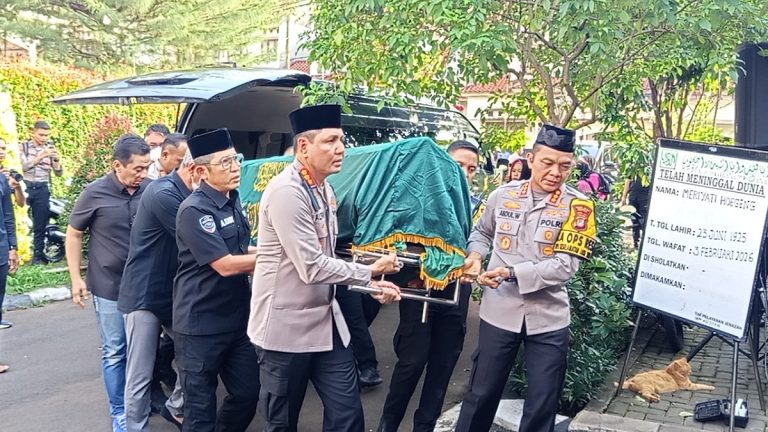 Jenazah Istri Jenderal Hoegeng Tiba di Rumah Duka di Depok : Okezone News