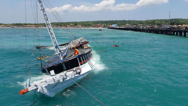 Kapal Intim Teratai Karam di Malut, Penumpang Masih Bertahan di Kapal