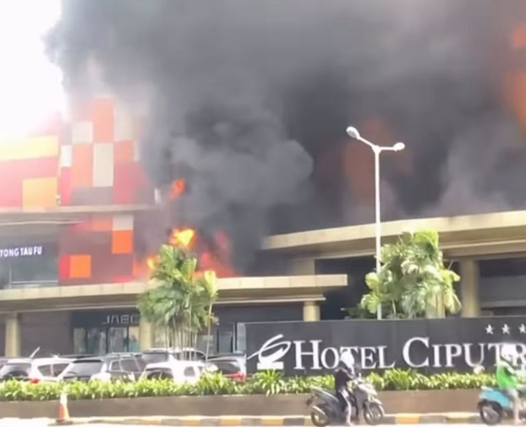 Kebakaran di Mall Ciputra Cibubur, 2 Unit Damkar Dikerahkan : Okezone News