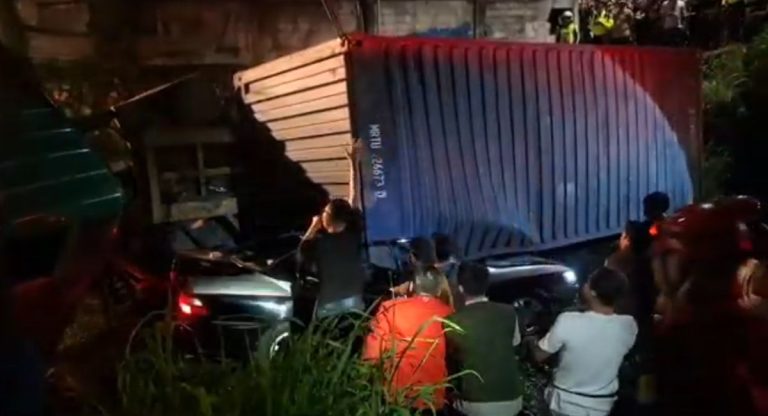 Truk Kontainer Muatan 32 Ton Minyak Sayur Timpa Sedan di Karawang, 3 Orang Sekeluarga Tewas : Okezone News